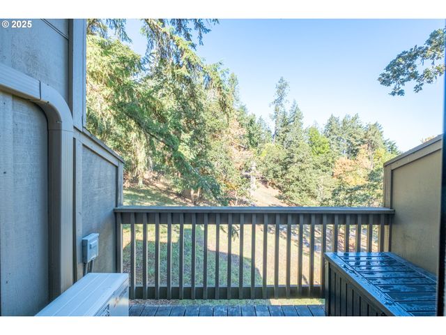 418 STONEWOOD Dr, Eugene, OR 97405