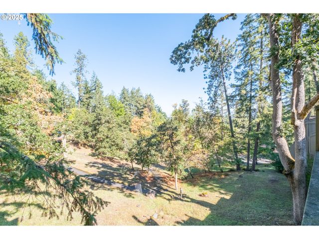 418 STONEWOOD Dr, Eugene, OR 97405