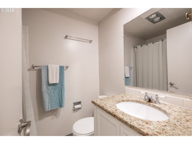 418 STONEWOOD Dr, Eugene, OR 97405