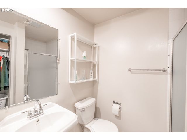 418 STONEWOOD Dr, Eugene, OR 97405