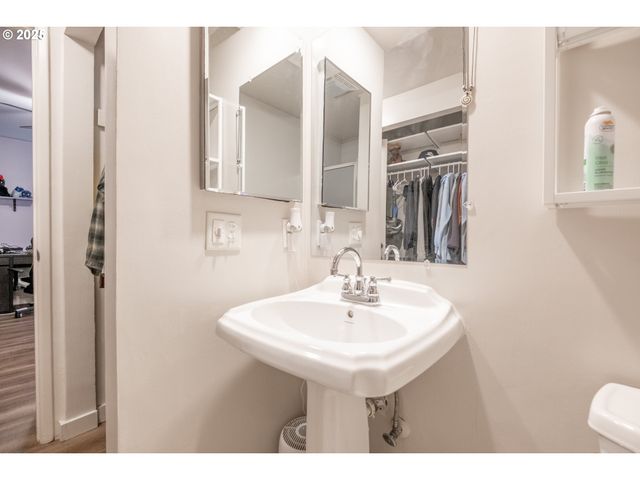 418 STONEWOOD Dr, Eugene, OR 97405