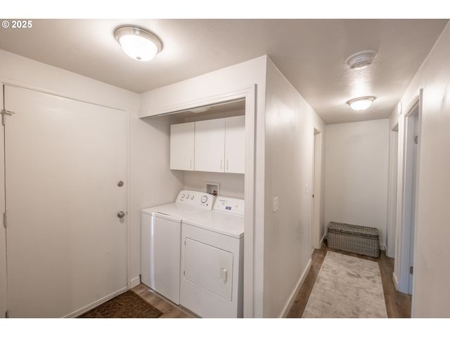 418 STONEWOOD Dr, Eugene, OR 97405