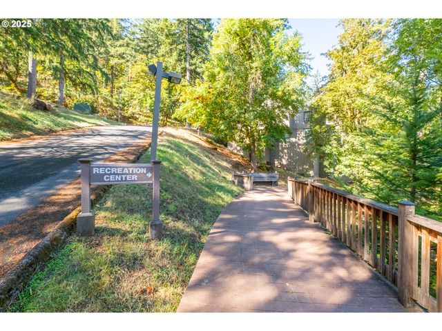 418 STONEWOOD Dr, Eugene, OR 97405