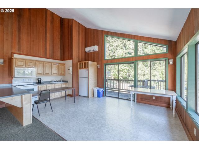 418 STONEWOOD Dr, Eugene, OR 97405