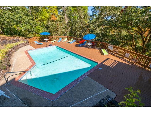 418 STONEWOOD Dr, Eugene, OR 97405