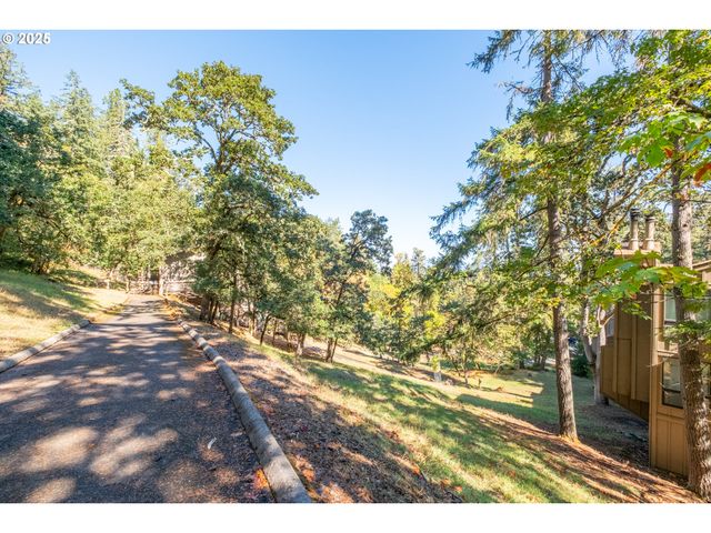 418 STONEWOOD Dr, Eugene, OR 97405