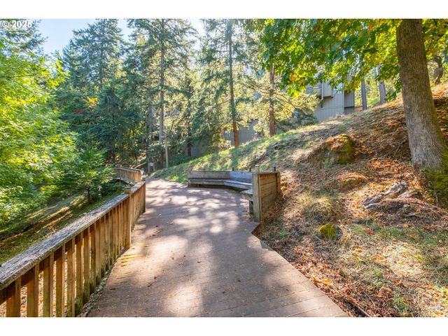 418 STONEWOOD Dr, Eugene, OR 97405