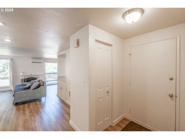 418 STONEWOOD Dr, Eugene, OR 97405