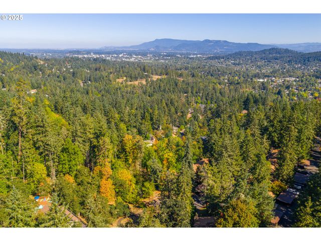 418 STONEWOOD Dr, Eugene, OR 97405