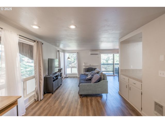 418 STONEWOOD Dr, Eugene, OR 97405