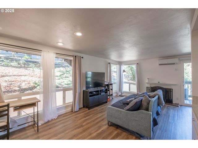 418 STONEWOOD Dr, Eugene, OR 97405