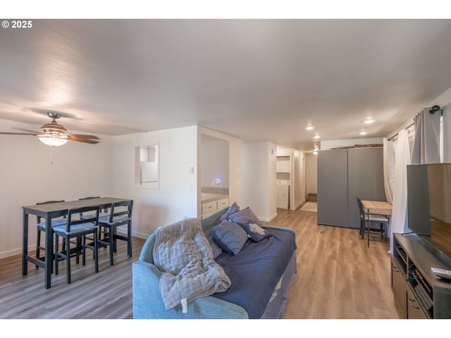 418 STONEWOOD Dr, Eugene, OR 97405