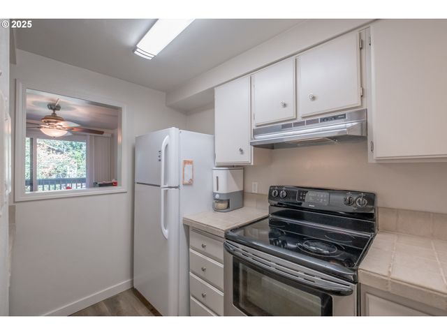 418 STONEWOOD Dr, Eugene, OR 97405