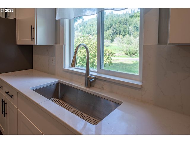 233 JOHANNESON CREEK Rd, Reedsport, OR 97467