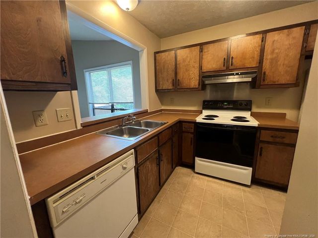 512 Toxaway Court, Fayetteville, NC 28314