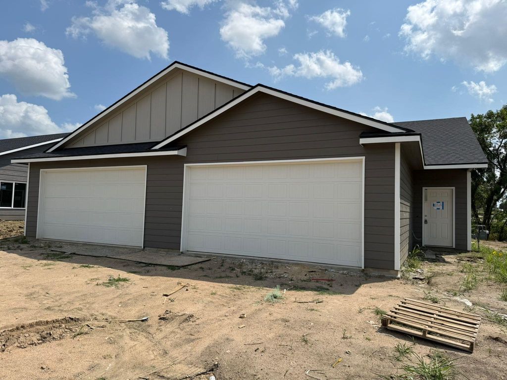 2929 S Bunker Hill Ct, Wichita, KS 67210