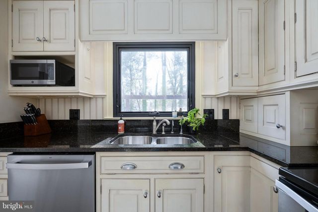 1 WALTER CIR, Fredericksburg, VA 22405