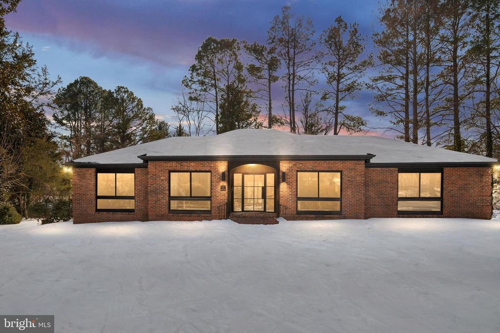 Image 1 of property listing at 1 WALTER CIR, Fredericksburg, VA 22405