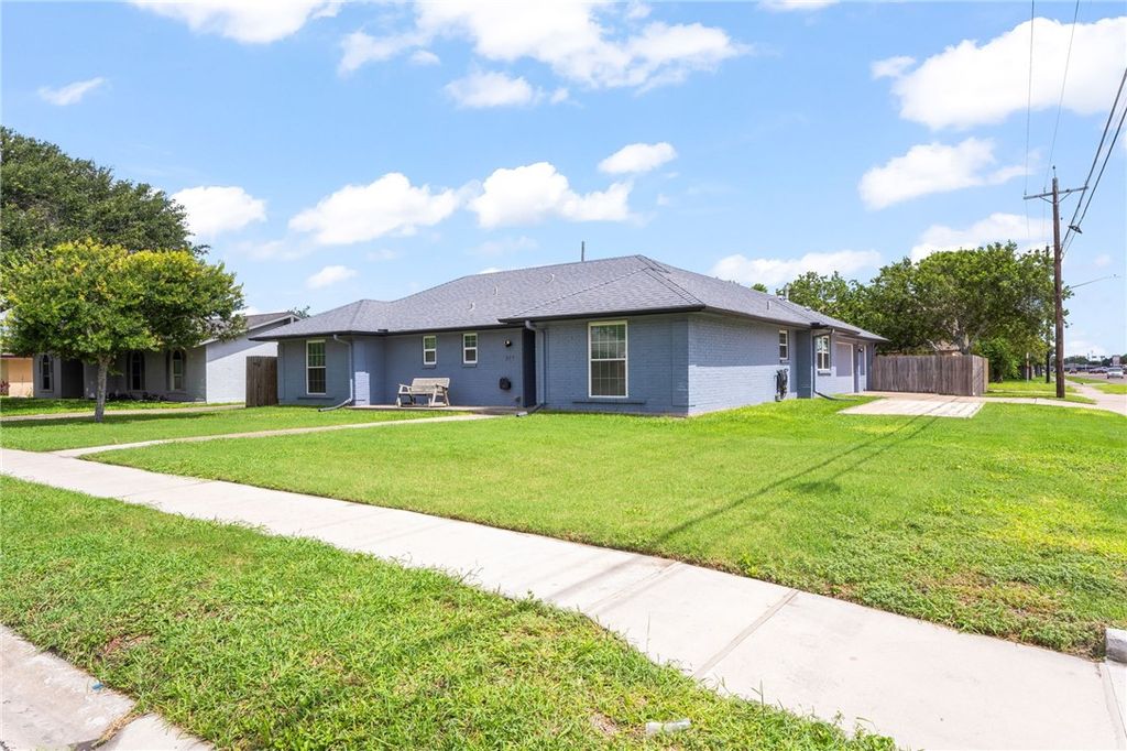 217 Carmel Dr, Portland, TX 78374