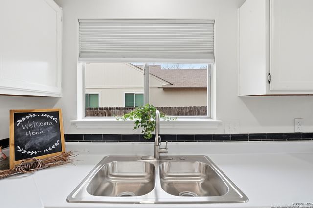 905 Meadow Br, Converse, TX 78109