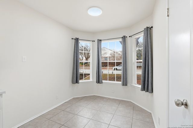 905 Meadow Br, Converse, TX 78109