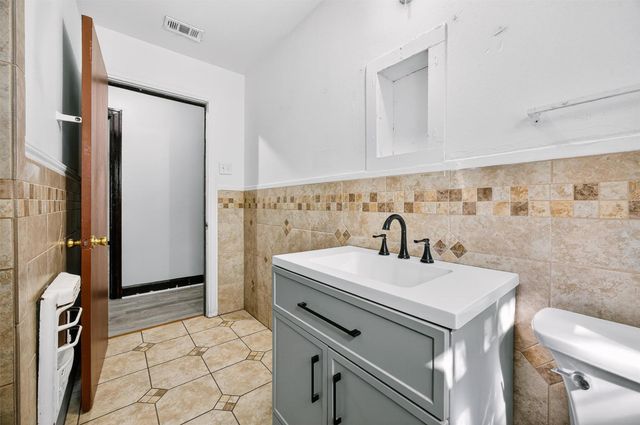 204 Taylor ST, Hutto, TX 78634