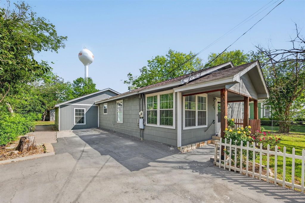 204 Taylor ST, Hutto, TX 78634