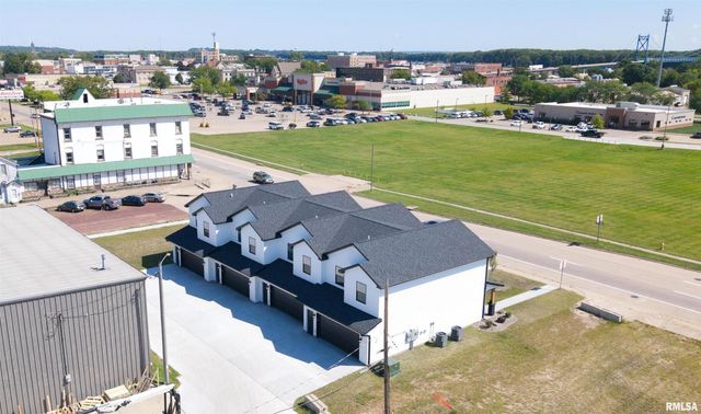 1006 S 4TH Street, Clinton, IA 52732