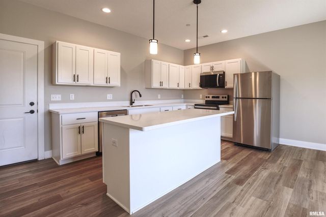 1006 S 4TH Street, Clinton, IA 52732