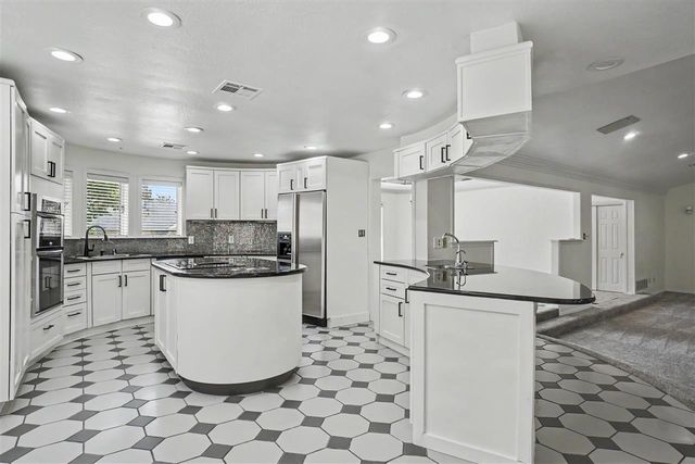 306 NW 33rd Pl, Lawton, OK 73505