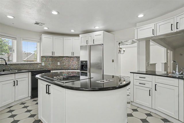 306 NW 33rd Pl, Lawton, OK 73505