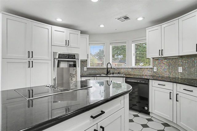 306 NW 33rd Pl, Lawton, OK 73505