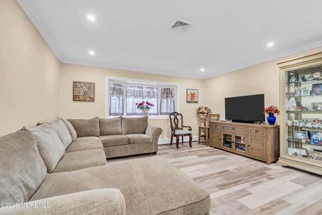 13 Canaries Court, Toms River, NJ 08757