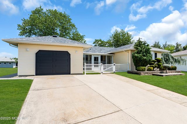 13 Canaries Court, Toms River, NJ 08757