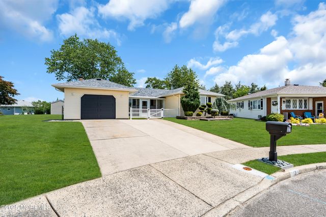 13 Canaries Court, Toms River, NJ 08757