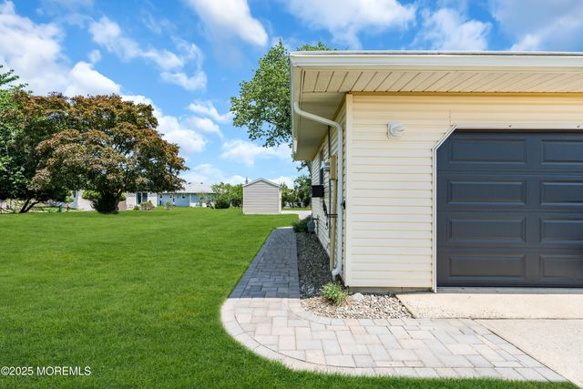13 Canaries Court, Toms River, NJ 08757