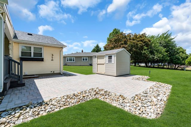 13 Canaries Court, Toms River, NJ 08757