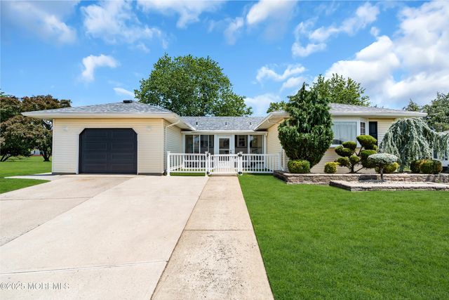 13 Canaries Court, Toms River, NJ 08757
