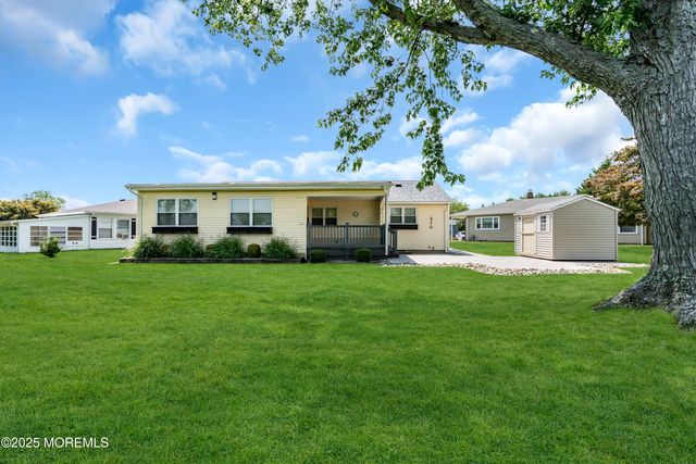 13 Canaries Court, Toms River, NJ 08757