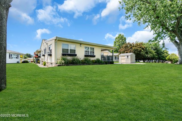 13 Canaries Court, Toms River, NJ 08757