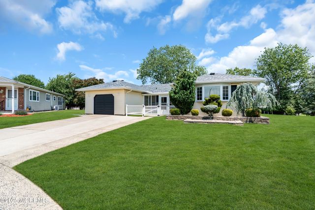 13 Canaries Court, Toms River, NJ 08757