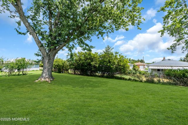 13 Canaries Court, Toms River, NJ 08757