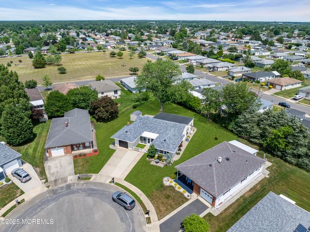 13 Canaries Court, Toms River, NJ 08757