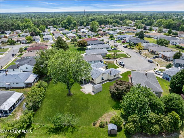13 Canaries Court, Toms River, NJ 08757
