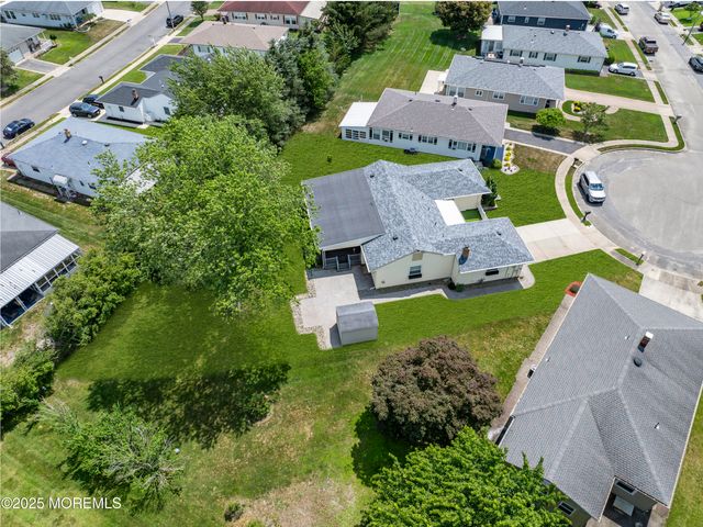 13 Canaries Court, Toms River, NJ 08757