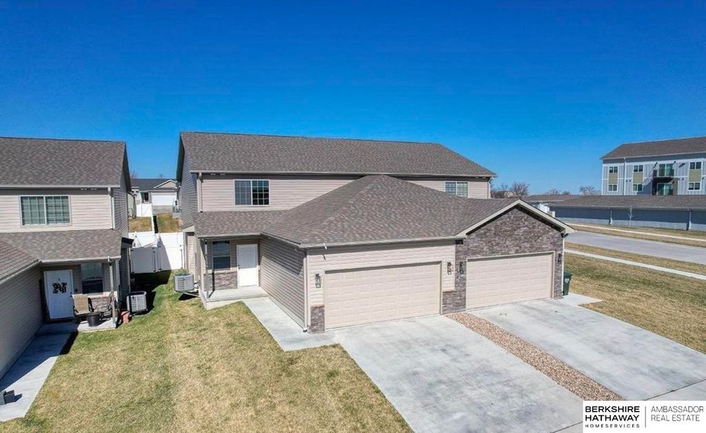 5006 W Hillsboro Drive, Lincoln, NE 68528