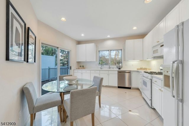 30 Clements Ct, Roseland Boro, NJ 07068