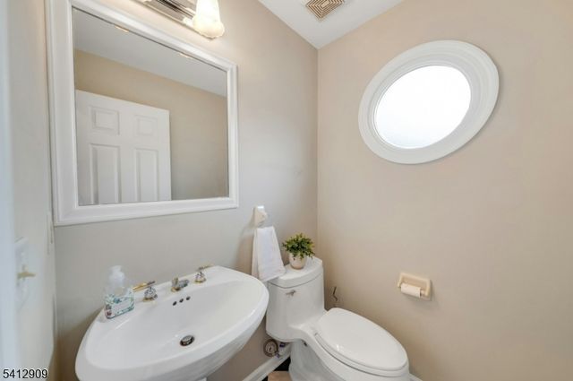 30 Clements Ct, Roseland Boro, NJ 07068