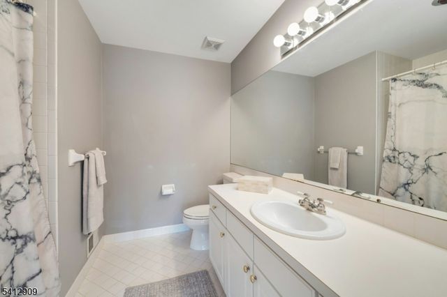 30 Clements Ct, Roseland Boro, NJ 07068