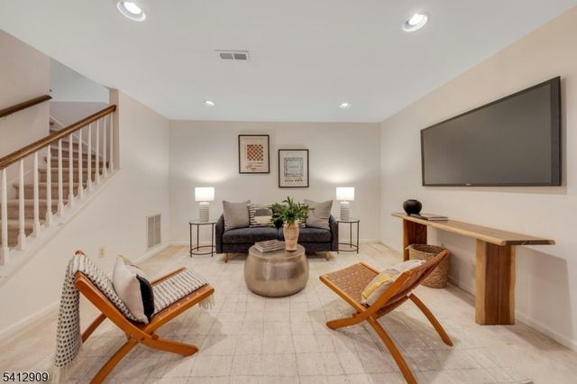 30 Clements Ct, Roseland Boro, NJ 07068